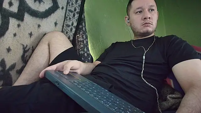 Snapshot of sweet_cock28 chatting on 10.15.25 sweet cock28 online show from 10.15.25