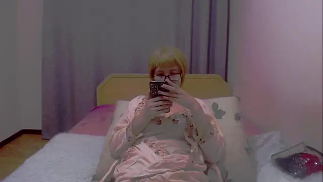 Snapshot of tinashy chatting on 12.20.24 tinashy online show from 12.20.24