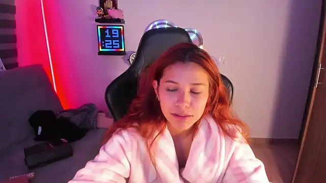 Snapshot of crystal_bunny7 chatting on 10.17.25 crystal bunny7 online show from 10.17.25