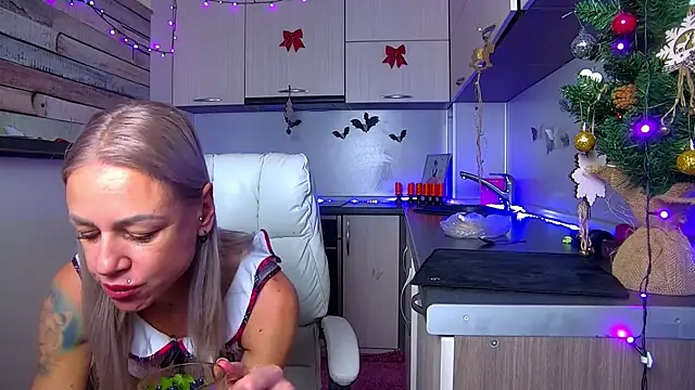 Snapshot of Skinny_Nally chatting on 12.22.25 Skinny Nally online show from 12.22.25