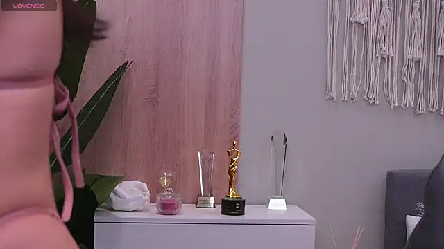 Molly Jons online show from 10.05.25