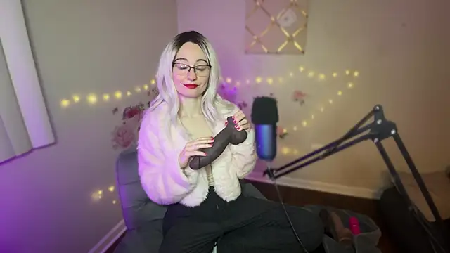 Snapshot of Starr1123 chatting on 12.04.25 Starr1123 online show from 12.04.25