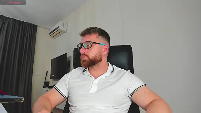 Snapshot of Findom_guy chatting on 03.05.26 Findom guy online show from 03.05.26