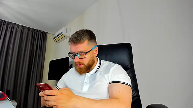 Snapshot of Findom_guy chatting on 04.16.26 Findom guy online show from 04.16.26