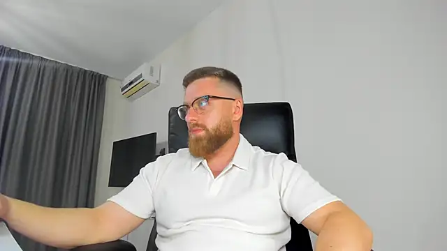 Snapshot of Findom_guy chatting on 04.25.26 Findom guy online show from 04.25.26