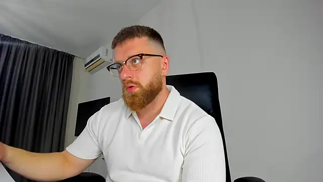 Snapshot of Findom_guy chatting on 04.26.26 Findom guy online show from 04.26.26