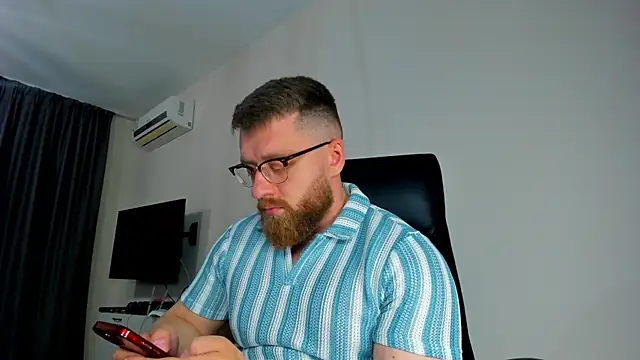 Snapshot of Findom_guy chatting on 04.29.26 Findom guy online show from 04.29.26