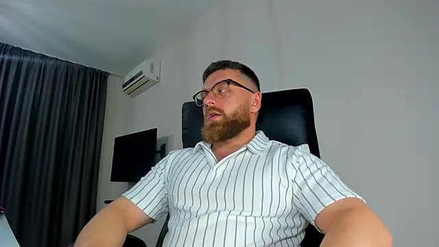 Snapshot of Findom_guy chatting on 04.30.26 Findom guy online show from 04.30.26