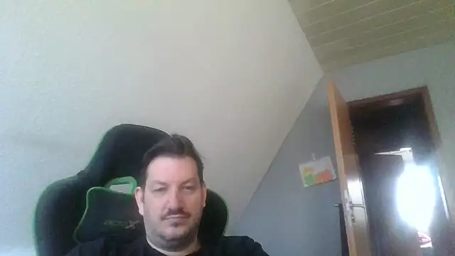 Snapshot of Golffahrer1982 chatting on 03.25.26 Golffahrer1982 online show from 03.25.26
