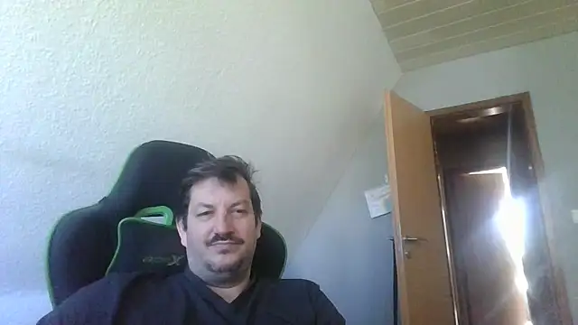 Snapshot of Golffahrer1982 chatting on 05.25.26 Golffahrer1982 online show from 05.25.26