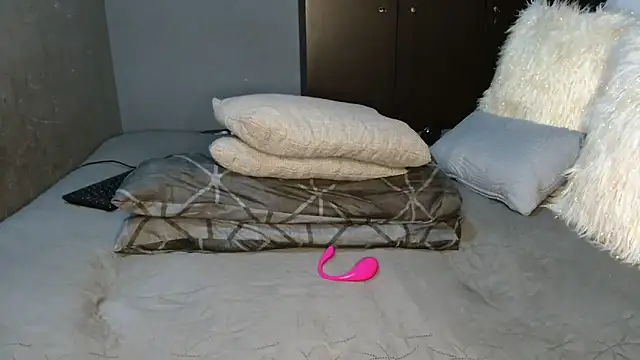 CURVEYDOLLXX online show from 01.07.25