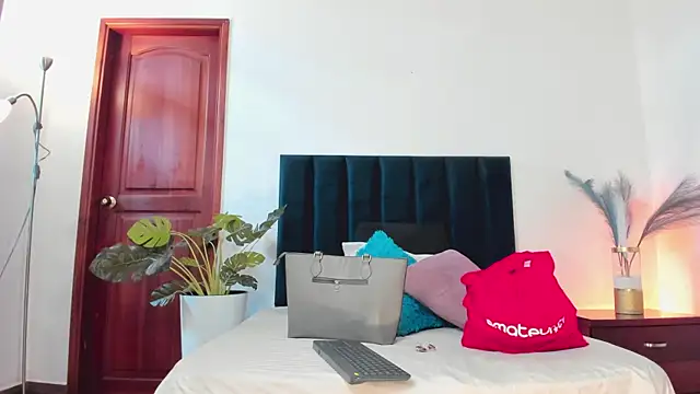 Nina Cavaali online show from 10.15.25