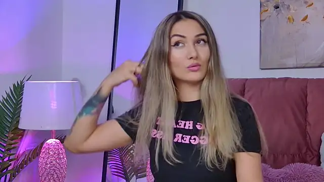 Snapshot of NicolLopeze chatting on 10.10.25 NicolLopeze online show from 10.10.25