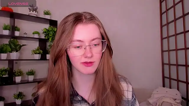 Snapshot of KateCuddle chatting on 05.12.26 KateCuddle online show from 05.12.26
