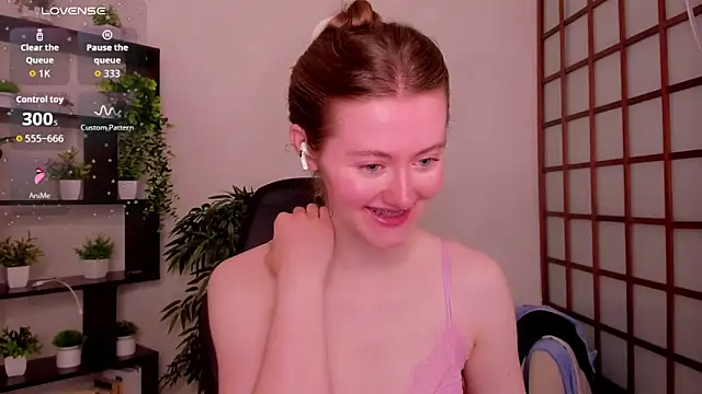 Snapshot of KateCuddle chatting on 06.16.26 KateCuddle online show from 06.16.26