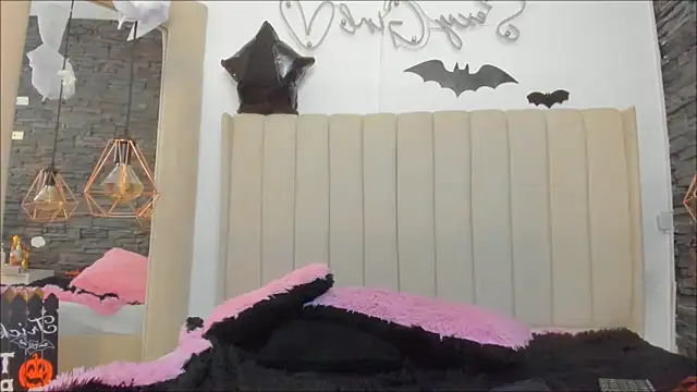 xiomara  cortes online show from 10.30.25