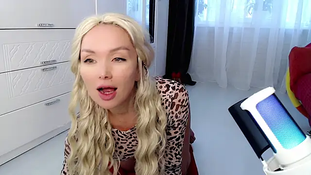 WhiteBunny online show from 10.14.25