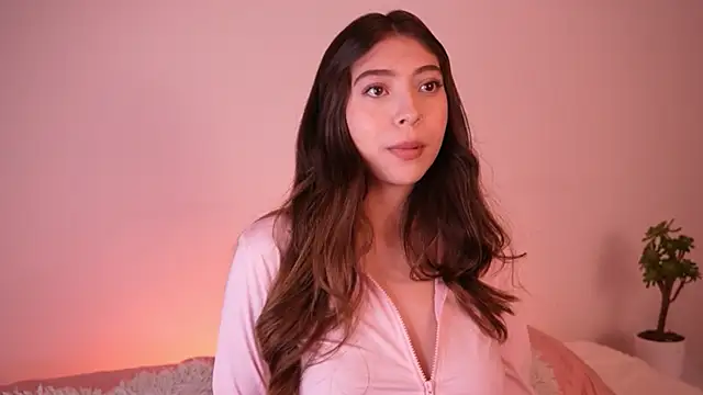 Snapshot of annie24_evans chatting on 03.18.25 annie24 evans online show from 03.18.25