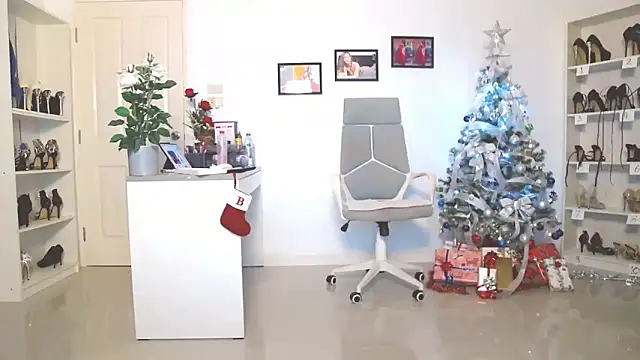 Hotbeebee online show from 12.25.24