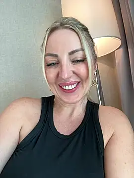 Snapshot of Allys chatting on 02.02.25 Allys online show from 02.02.25