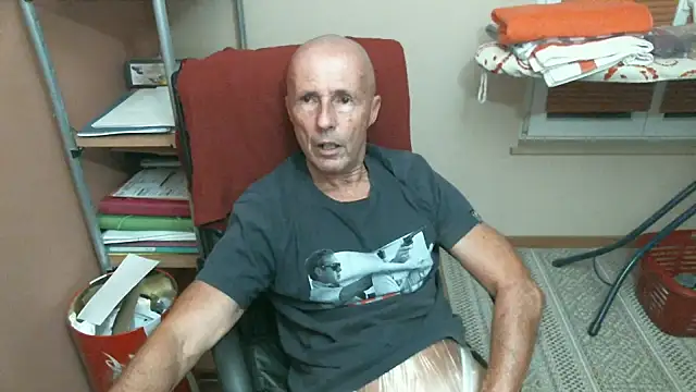 Snapshot of olibrius71 chatting on 12.03.25 olibrius71 online show from 12.03.25