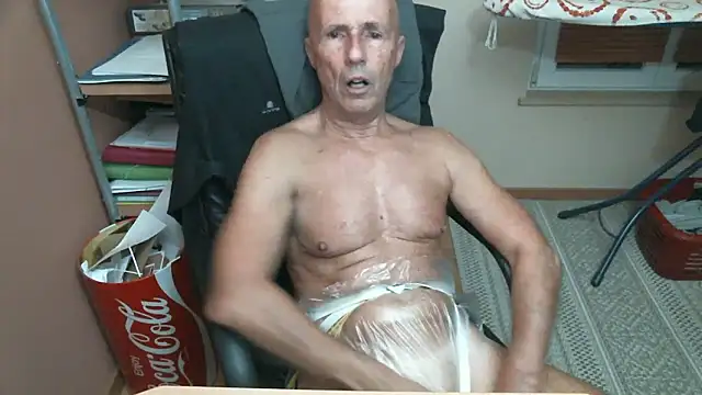 Snapshot of olibrius71 chatting on 12.22.25 olibrius71 online show from 12.22.25