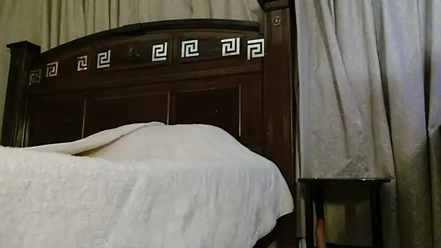 Snapshot of MINI_Petite chatting on 04.14.26 MINI Petite online show from 04.14.26