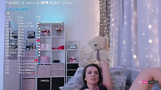 Snapshot of Karamelsw_ chatting on 02.13.25 Karamelsw online show from 02.13.25