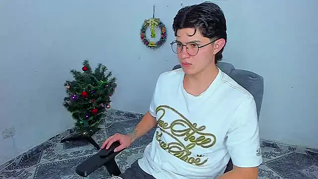 Snapshot of patrik_027 chatting on 12.16.24 patrik 027 online show from 12.16.24
