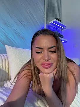 Snapshot of KirstieVegas chatting on 04.19.26 KirstieVegas online show from 04.19.26