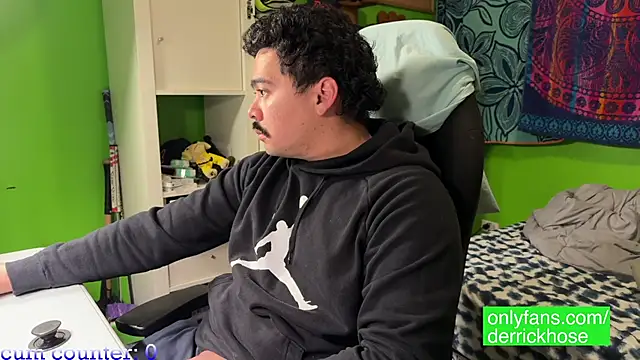 Snapshot of DerrickHose chatting on 03.08.25 DerrickHose online show from 03.08.25