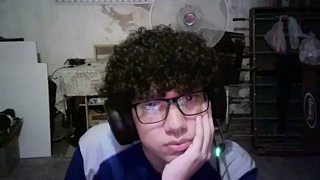 Snapshot of Emv2 chatting on 03.17.26 Emv2 online show from 03.17.26