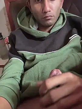 Snapshot of Sexyslimguyy chatting on 01.24.25 Sexyslimguyy online show from 01.24.25