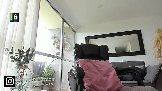 Snapshot of antonella_dom1 chatting on 03.10.25 antonella dom1 online show from 03.10.25