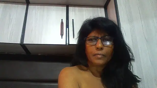 Snapshot of MsAttitude chatting on 01.05.25 MsAttitude online show from 01.05.25