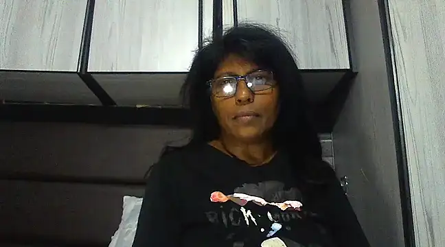 Snapshot of MsAttitude chatting on 03.10.25 MsAttitude online show from 03.10.25