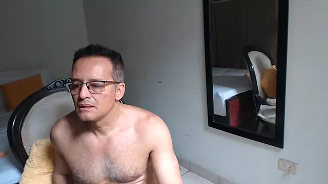 Snapshot of Daddyhot_Alejo chatting on 06.04.26 Daddyhot Alejo online show from 06.04.26