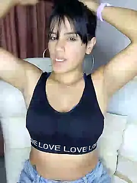 Snapshot of zhayra_rose chatting on 01.14.25 zhayra rose online show from 01.14.25