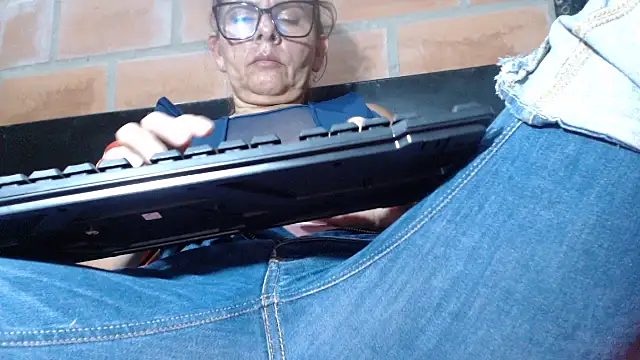 Snapshot of DevoraAmateur chatting on 03.11.26 DevoraAmateur online show from 03.11.26