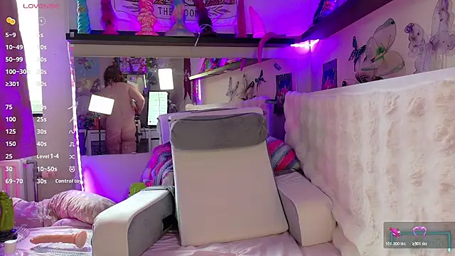 Snapshot of FluffyRainbowKity chatting on 07.18.26 FluffyRainbowKity online show from 07.18.26