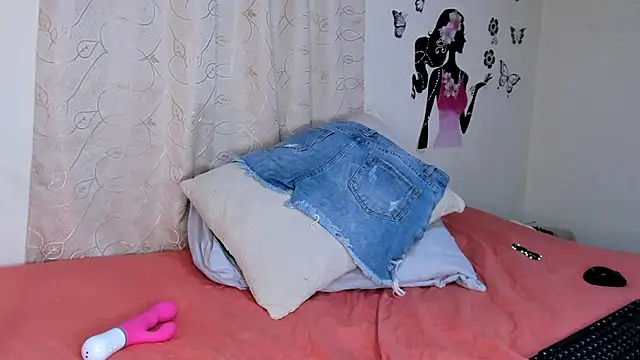 Juli Castillo8 online show from 03.15.25