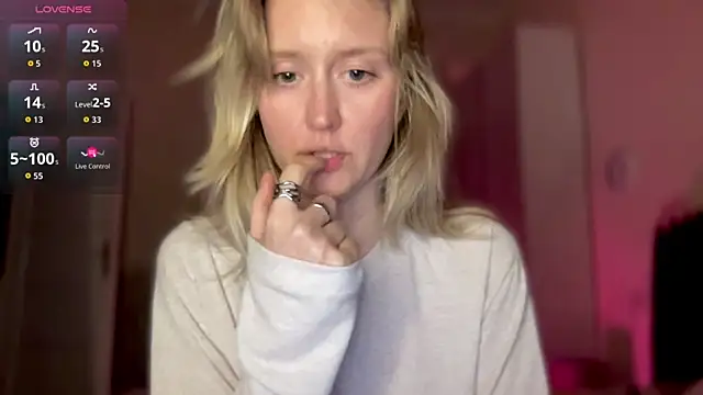 Snapshot of iilovetomatoes chatting on 10.29.25 iilovetomatoes online show from 10.29.25