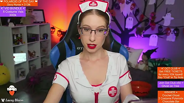 Snapshot of TheLaceyBloom chatting on 10.28.25 TheLaceyBloom online show from 10.28.25