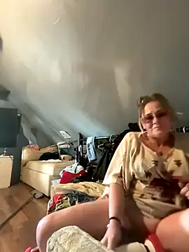 Snapshot of SummerBlueMoon chatting on 11.11.25 SummerBlueMoon online show from 11.11.25