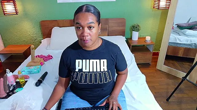 Snapshot of dannaahbrown chatting on 10.19.25 dannaahbrown online show from 10.19.25