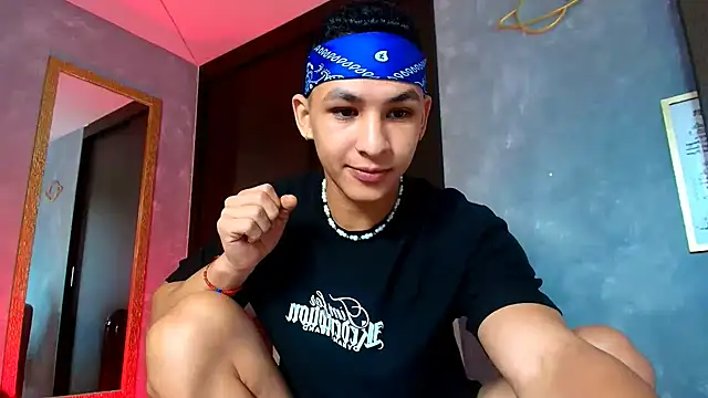 Snapshot of liuscast22 chatting on 10.10.25 liuscast22 online show from 10.10.25