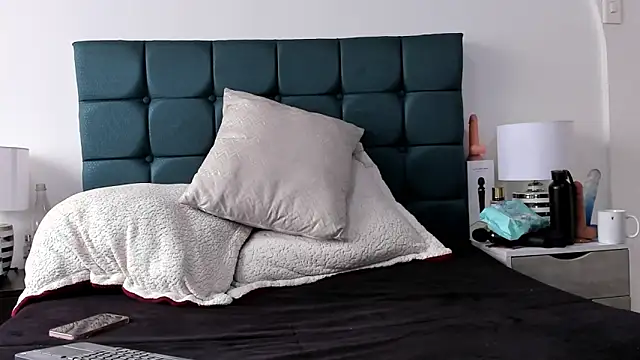 Snapshot of charlott_lens chatting on 02.10.25 charlott lens online show from 02.10.25