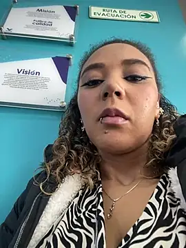 Snapshot of charlott_lens chatting on 02.17.25 charlott lens online show from 02.17.25