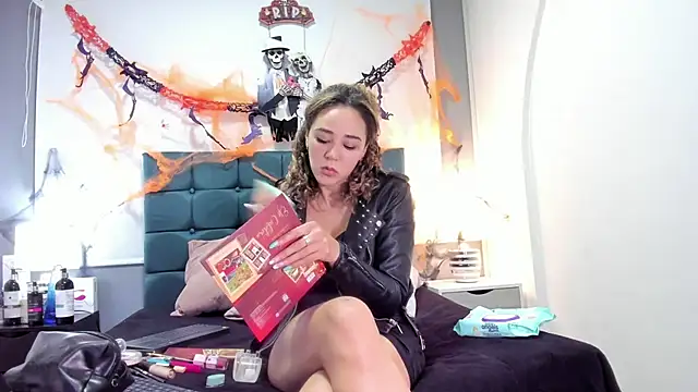 Snapshot of charlott_lens chatting on 10.25.25 charlott lens online show from 10.25.25