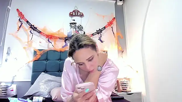 Snapshot of charlott_lens chatting on 10.28.25 charlott lens online show from 10.28.25